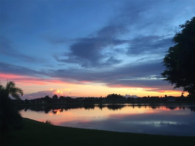 Photo - 935 Southlakes Way SW