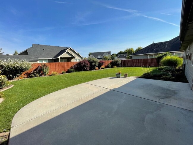 Photo - Spacious 3-Bed + Den Home in Hollybrook Su...