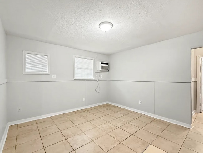 Building Photo - 524 Starrett Rd Rental