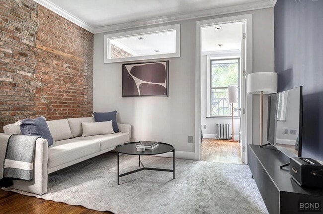 Building Photo - 321 E 10th St Unit 2E Rental