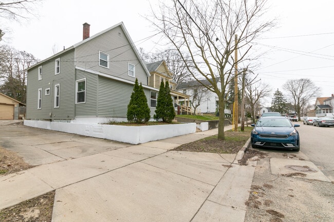 Photo - 1330 Maude Ave NE