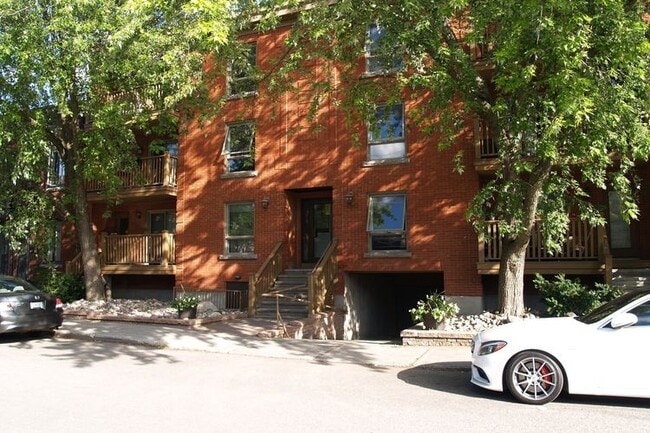 Building Photo - 160 Bruyère St