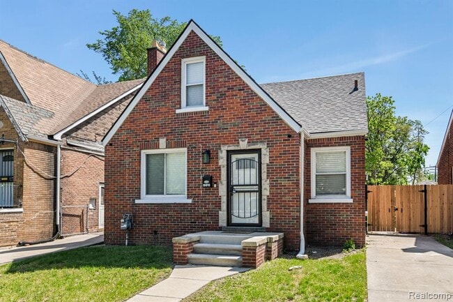 Photo - 15810 Robson St