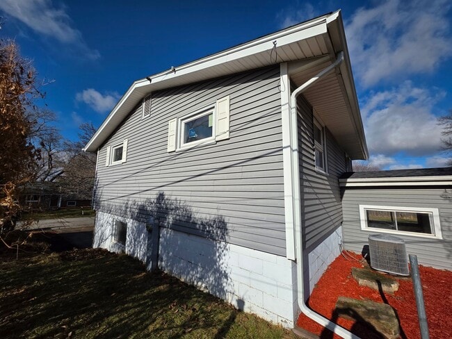 Photo - 4 bedroom Rental in Bettendorf