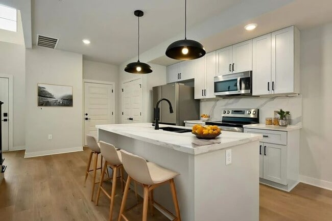 Building Photo - Oak Ridge Falls Townhomes - with unfinished basement!
