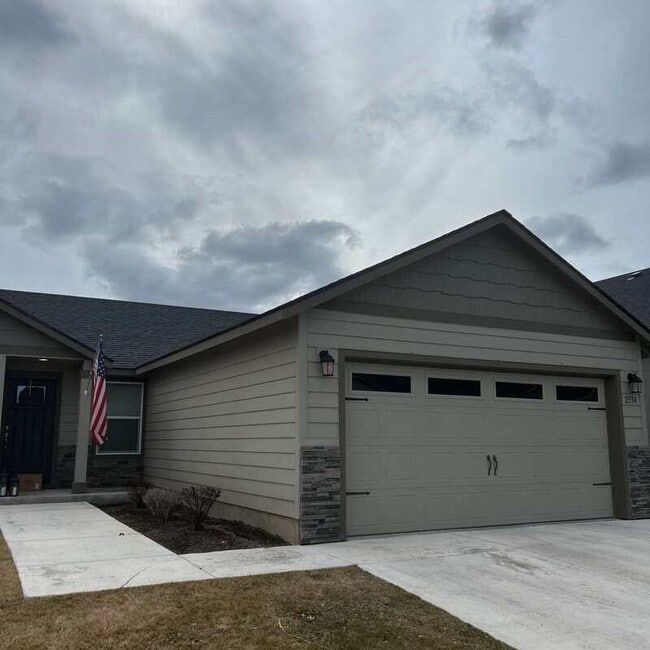 Photo - 2534 NW Hemlock Wy