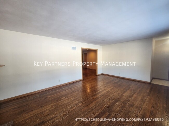 Photo - 7701 Roe Ave