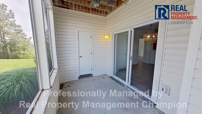 Photo - Beautifully Updated 2 BD/2 BA with Screened Porch & Modern Finishes Unidad 101