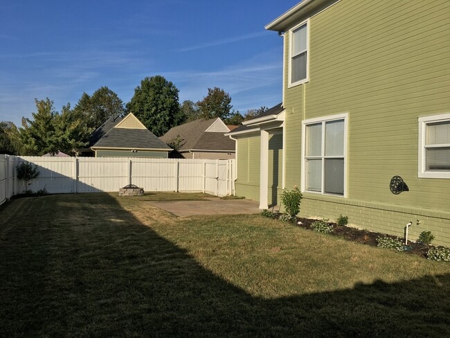 Photo - Updated 3BR/2.5ba in Harbor Town with huge fenced in yard w/ fire pit. One small pet is allowed,...