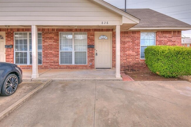 Building Photo - 824 Russell Cir
