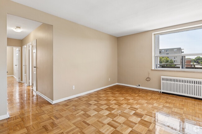 3BR, 1BA - 788SF - Living Room