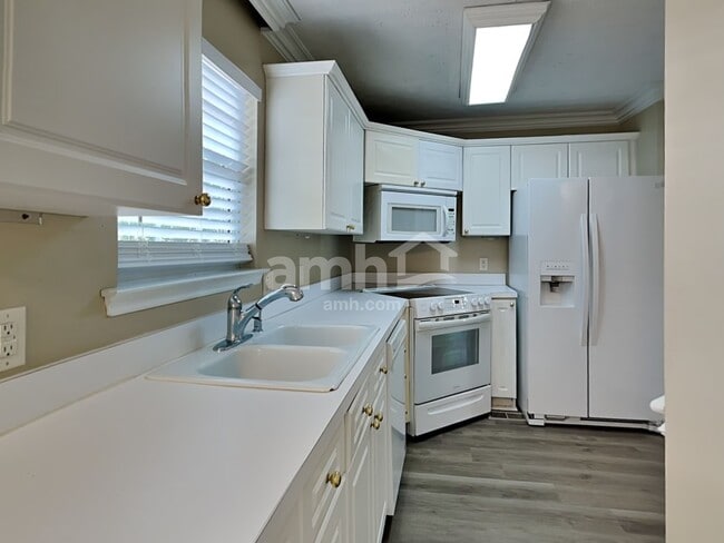 Photo - 107 Edgewater Pl