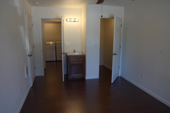 Photo - 233 Whitman St S