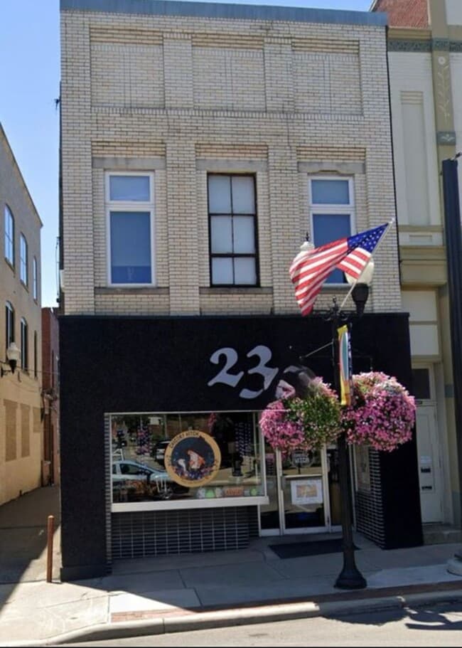 1 bedroom/ 1 bath Upstairs Apartment - 1 bedroom/ 1 bath Upstairs Apartment Unit Multi-Family