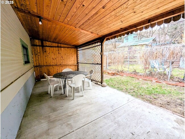 Building Photo - Craftsman style custom home in downtown La Grande