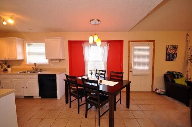 Photo - 1007 E Lily Dr