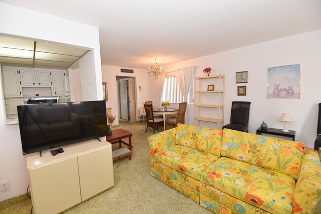 Photo - 715 Saxony Pl