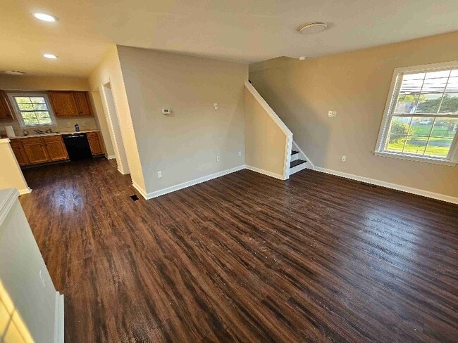 Photo - 14 E 8th St
