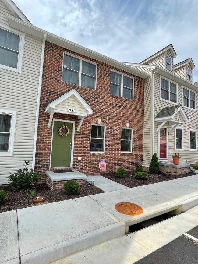 Building Photo - Spacious Luxury Townhome! Outstanding Loca...