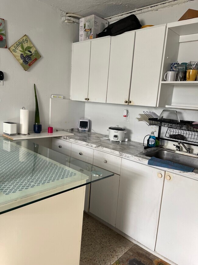 Photo - 525 SW 6th Ct Unit Katinoula1yahoo.com