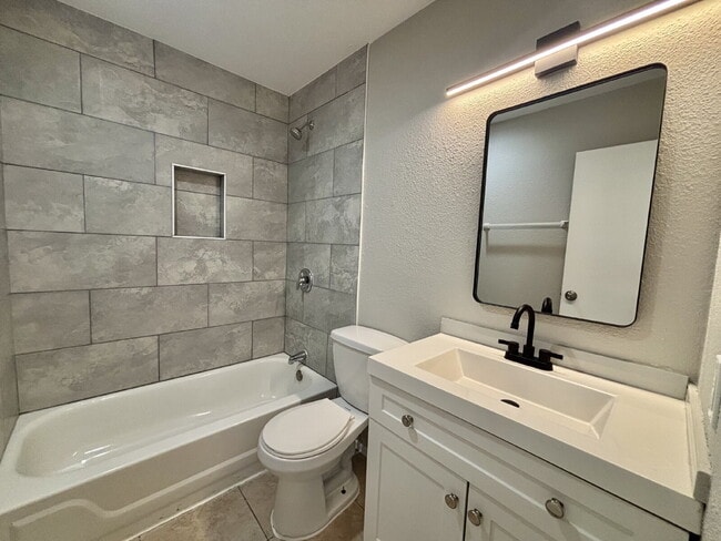 Building Photo - Updated Upstairs 2 Bed | 1 Bath Apartment Near the Las Vegas Strip Unit 4