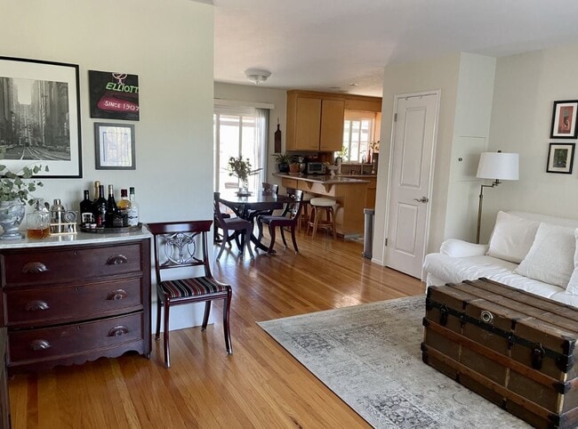family room looking to dining room - 129 Margarido Dr Unit 129