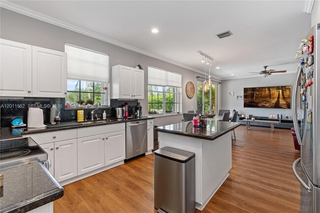 Photo - 1095 Chenille Cir