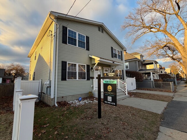 Building Photo - Woodmont Street Unit Left Side