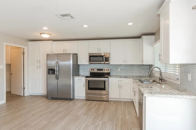 Photo - 2460 E Manhatton Dr