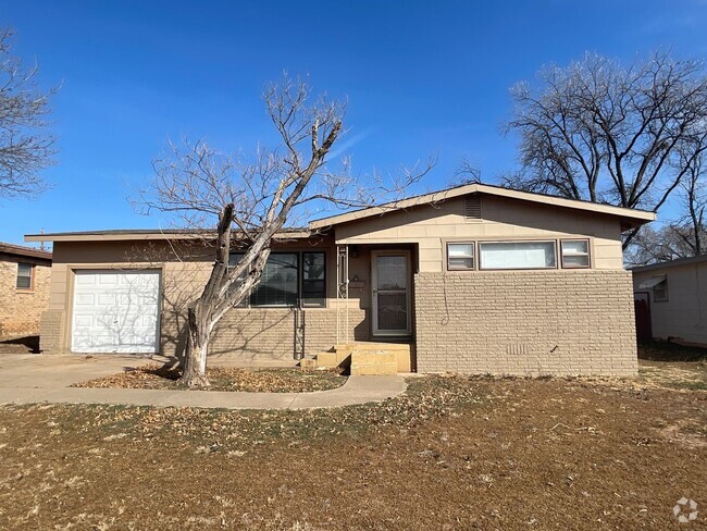 Building Photo - For Rent: Cozy 2 Bed 1 Bath Home Close To ...