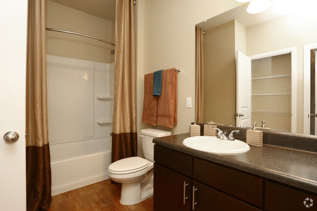 2BR, 2BA Grand Courtyard - 1088SF - Second Bathroom