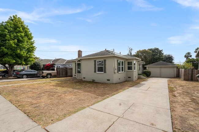 Building Photo - Remodeled Property- Centrally Located Rental