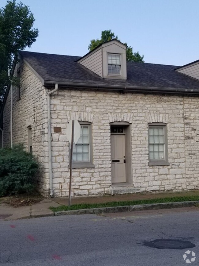 Building Photo - Historic Stone Rowhouse For Rent in the Pa...