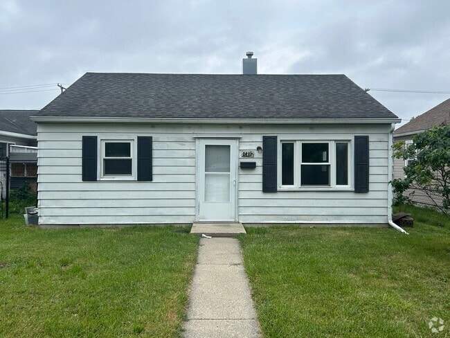 Building Photo - 2 Bedroom House-Available Now!