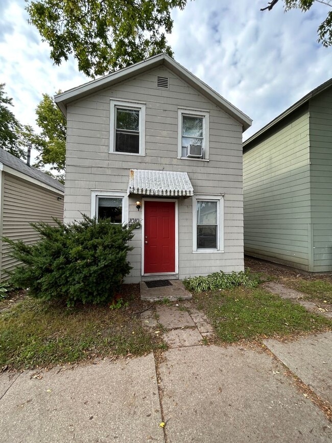 Building Photo - 3 Bedroom House Near Campus