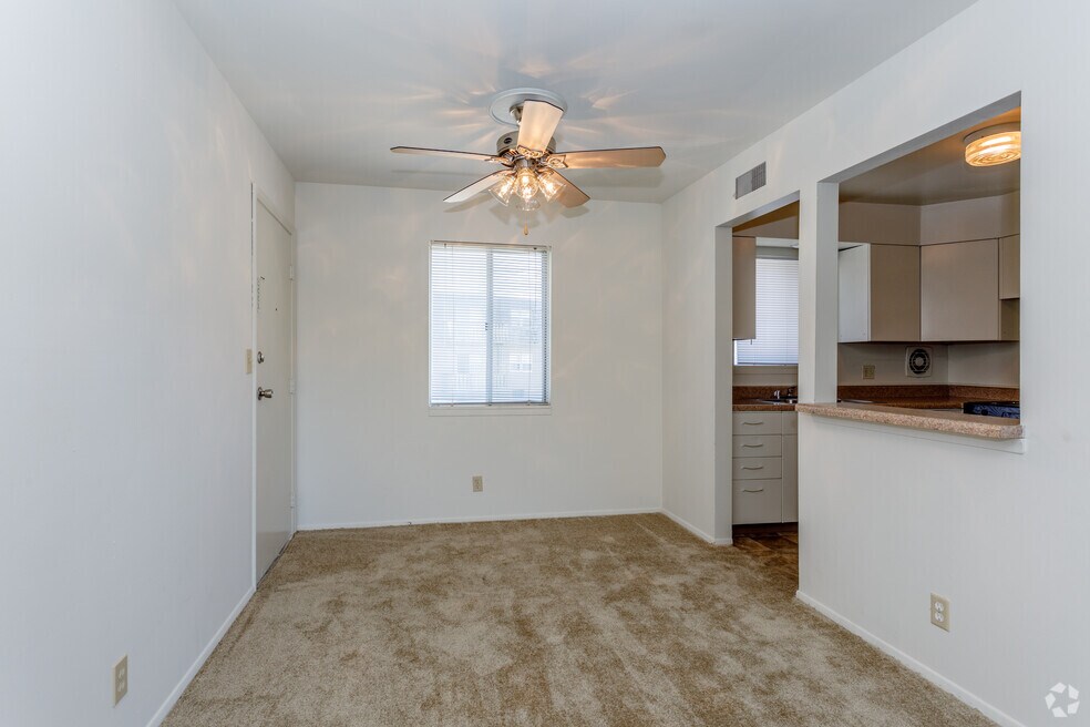 2BR, 1BA - 925 SF