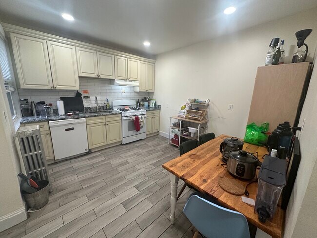 Photo - 194 Kelton St Unit 1