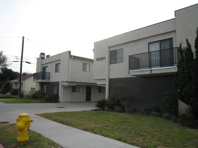 16001 Denker Ave Unidad 9