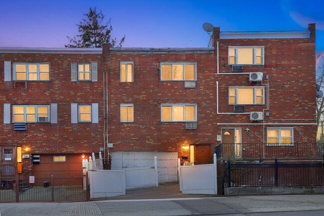 Photo - 1102 E 233rd St