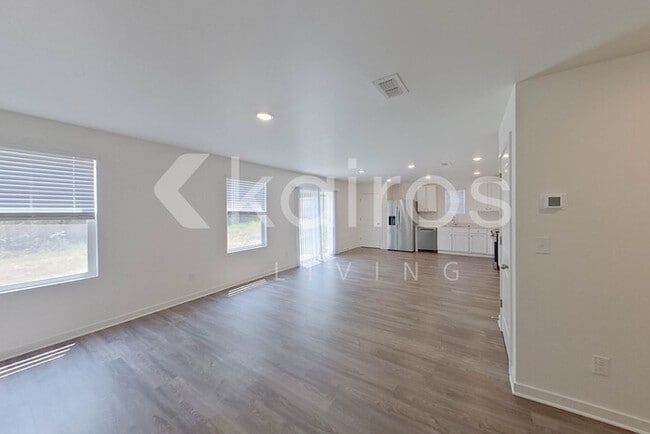 Photo - 140 George Oxford Dr