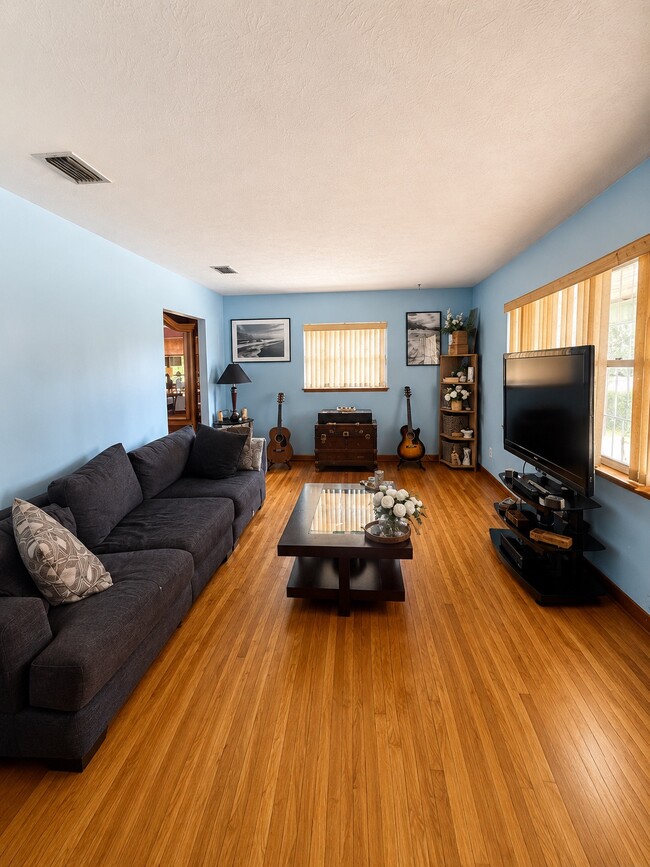 6006 Jaguar Dr W