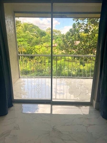 Building Photo - 10290 NW 36th St Unit 7