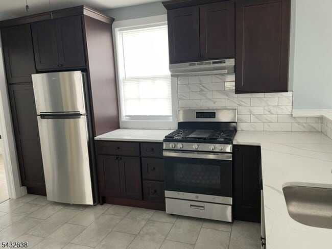 Building Photo - 335 6th Ave Unit 337