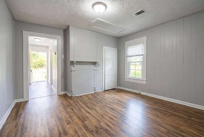 Photo - 110 W Mitchell St