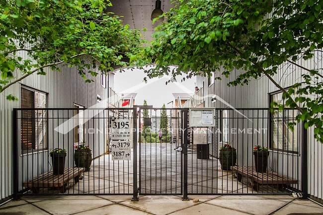 Building Photo - Incredible Loft with Parking and Great Location! Unit 202