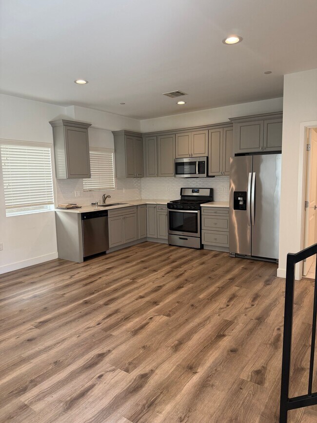 6458 1/2 Balboa Blvd