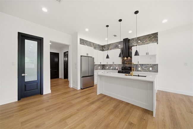 Photo - 4441 Gunter St
