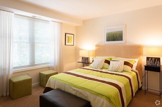 2BR, 2BA - 1020 SF