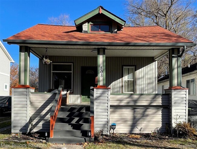 Photo - 808 Laprairie St