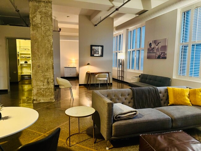 Building Photo - 350 Saint Peter St Unit 608